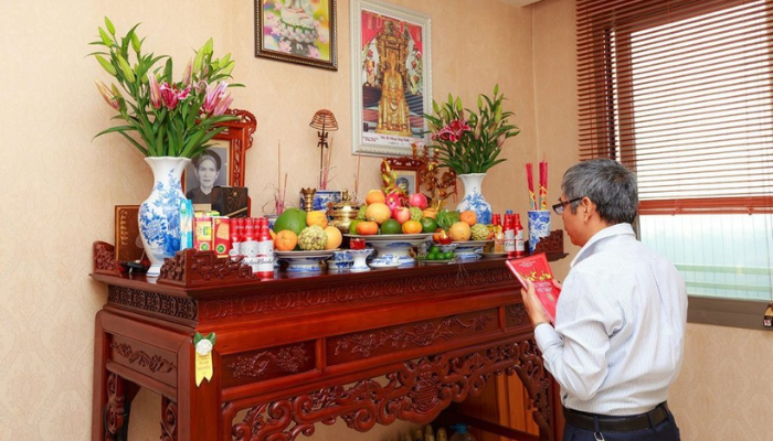 Những người tham gia cúng cần ăn mặc gọn gàng, nhã nhặn, tránh mặc đồ hở hang hoặc quá sặc sỡ.
